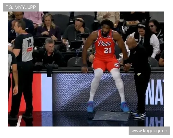 乔尔·恩比德今天又穿成富豪逛街，路人看了都怀疑走错片场了？