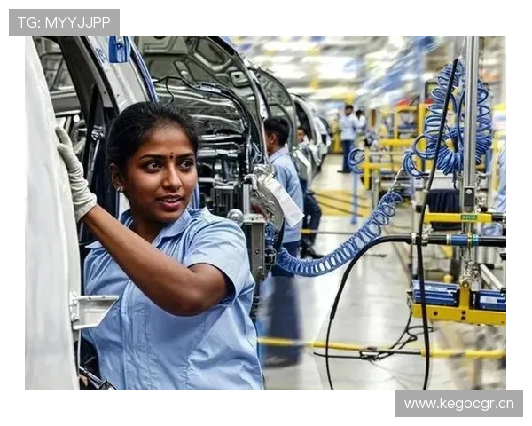 庞伟私下穿得跟街坊大叔一样，场上那个狠角色谁能想到？