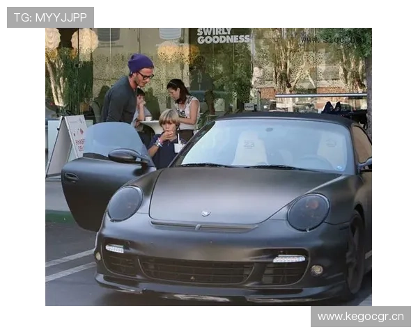 瑞安·洛赫特深夜晒豪车泳池照，我的生活灵魂被碾压